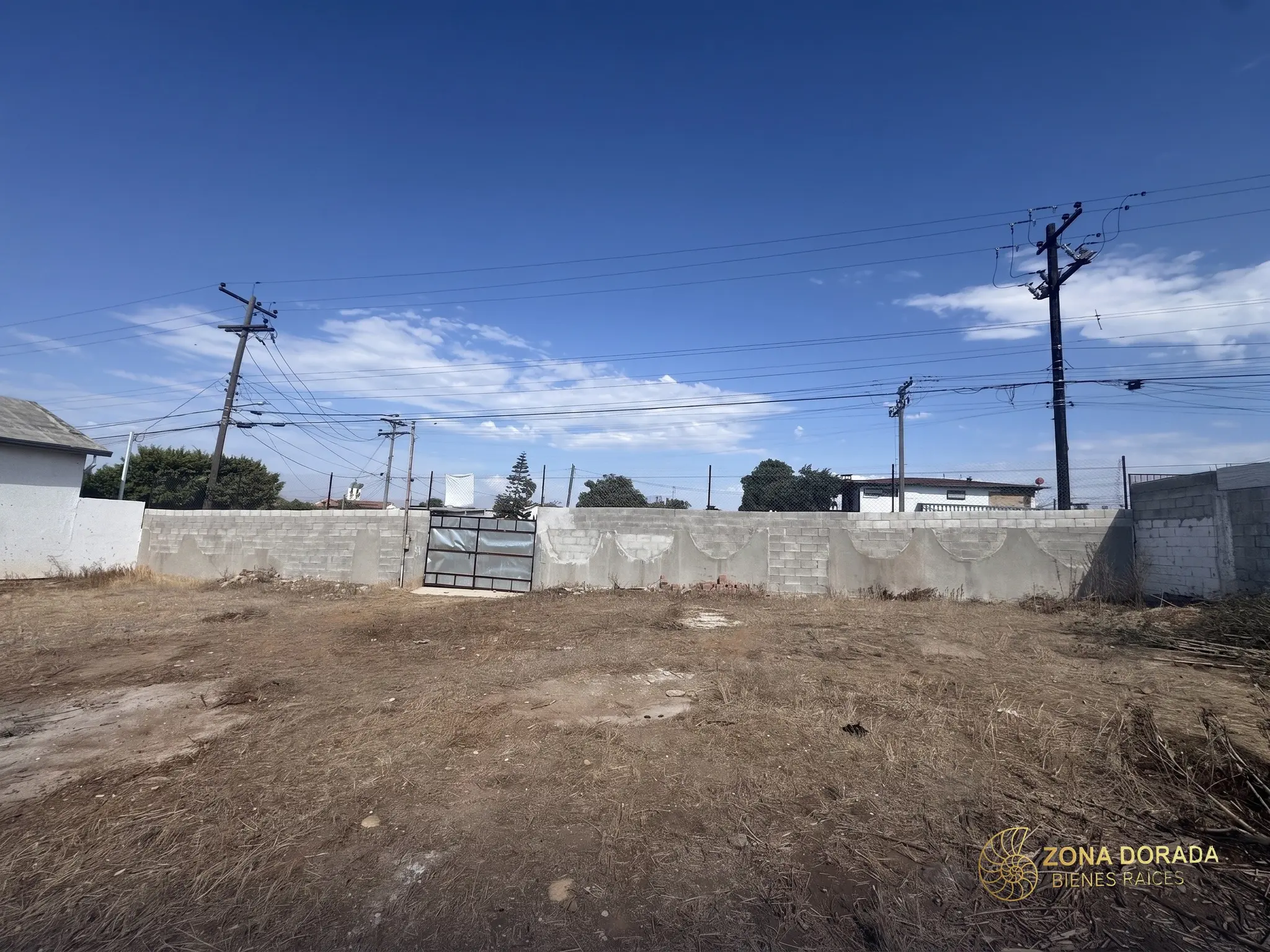Terreno de 900 m² bardeado y con portón, uso comercial o residencial — Av. Londres, Col. Altamira